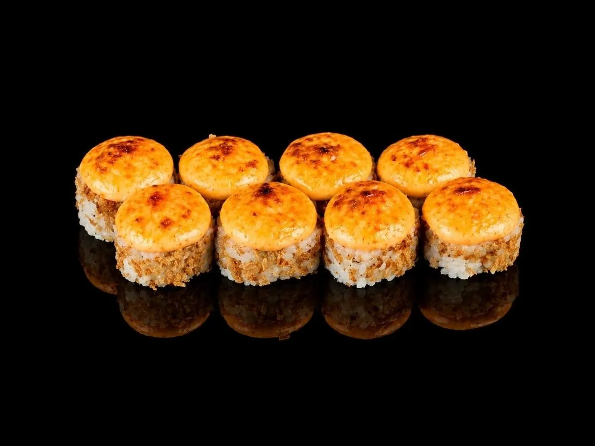 Запеченный beer ролл с крабом и лососем